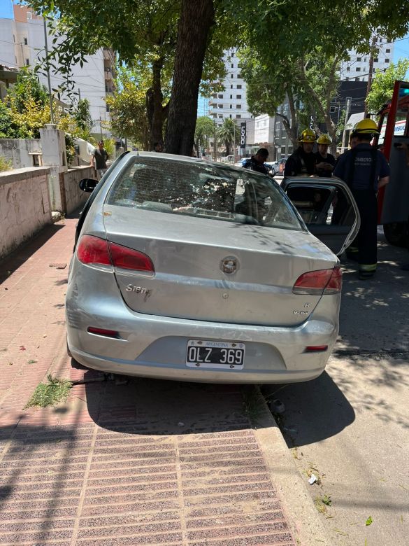 Barrio Lomitas de Oro: Un auto chocó contra un árbol