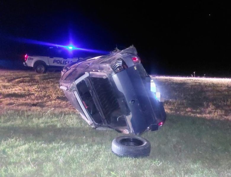 Una camioneta despistó y volcó en la Autovía 